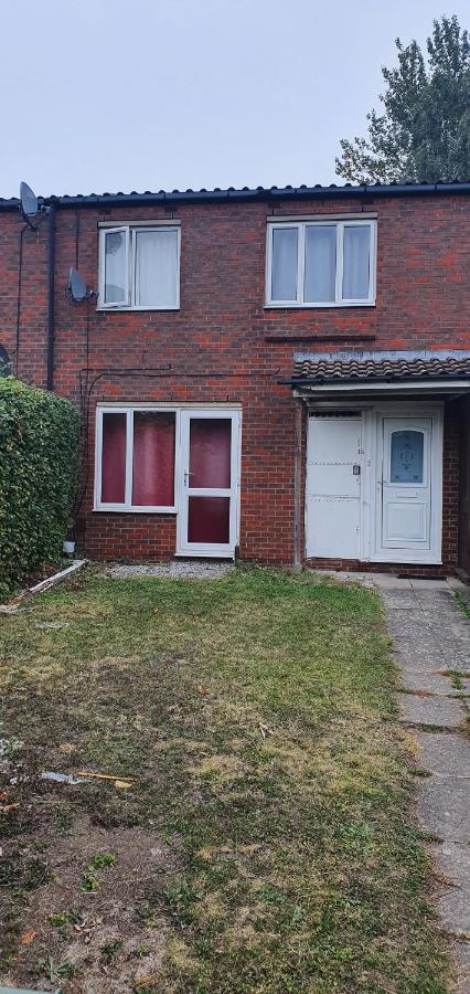 Spacious And Serene Stay Near Milton Keynes Centre Willen Екстер'єр фото