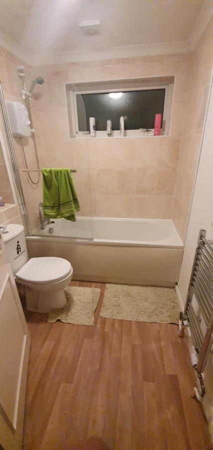 Spacious And Serene Stay Near Milton Keynes Centre Willen Екстер'єр фото