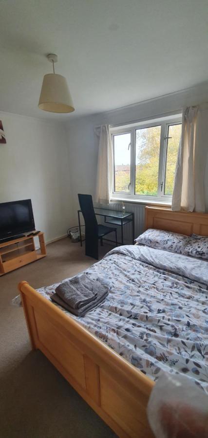 Spacious And Serene Stay Near Milton Keynes Centre Willen Екстер'єр фото